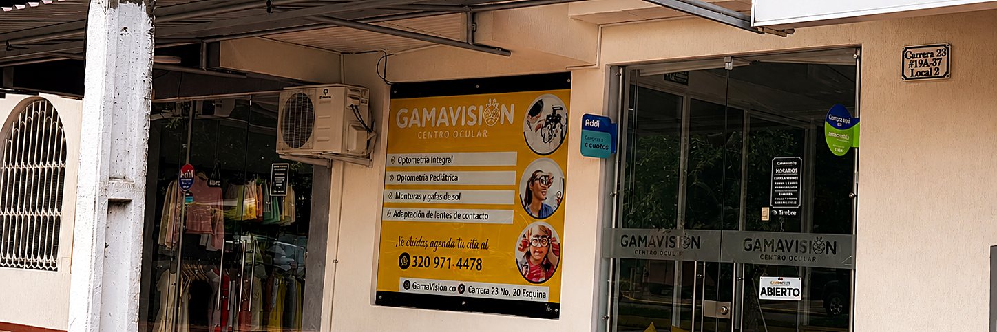 Fachada de Centro Ocular Gamavisión con el aviso de servicios, la puerta de acceso y la placa de la dirección